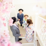 仙台のスタジオで桜と家族写真