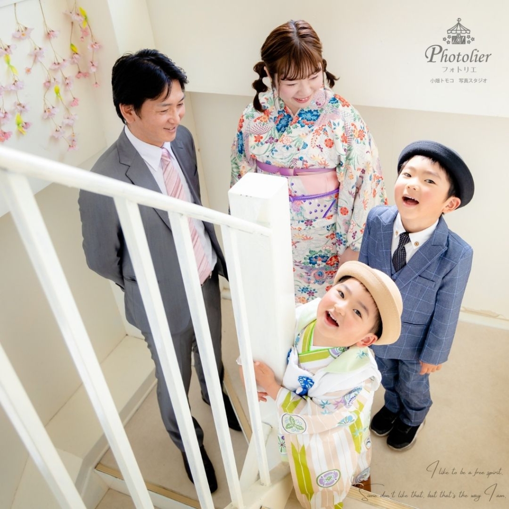 仙台のスタジオで桜と家族写真
